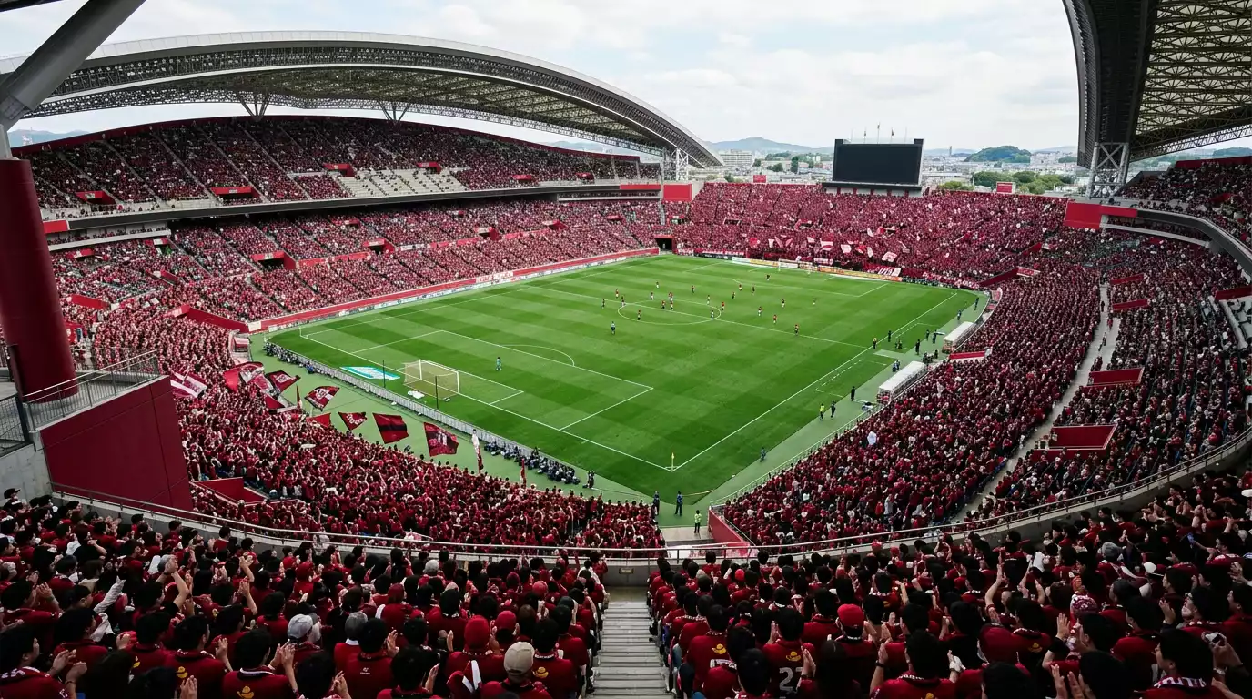 Estadio del Kashima Antlers con césped verde y gradas con aficionados durante un partido de la J-League