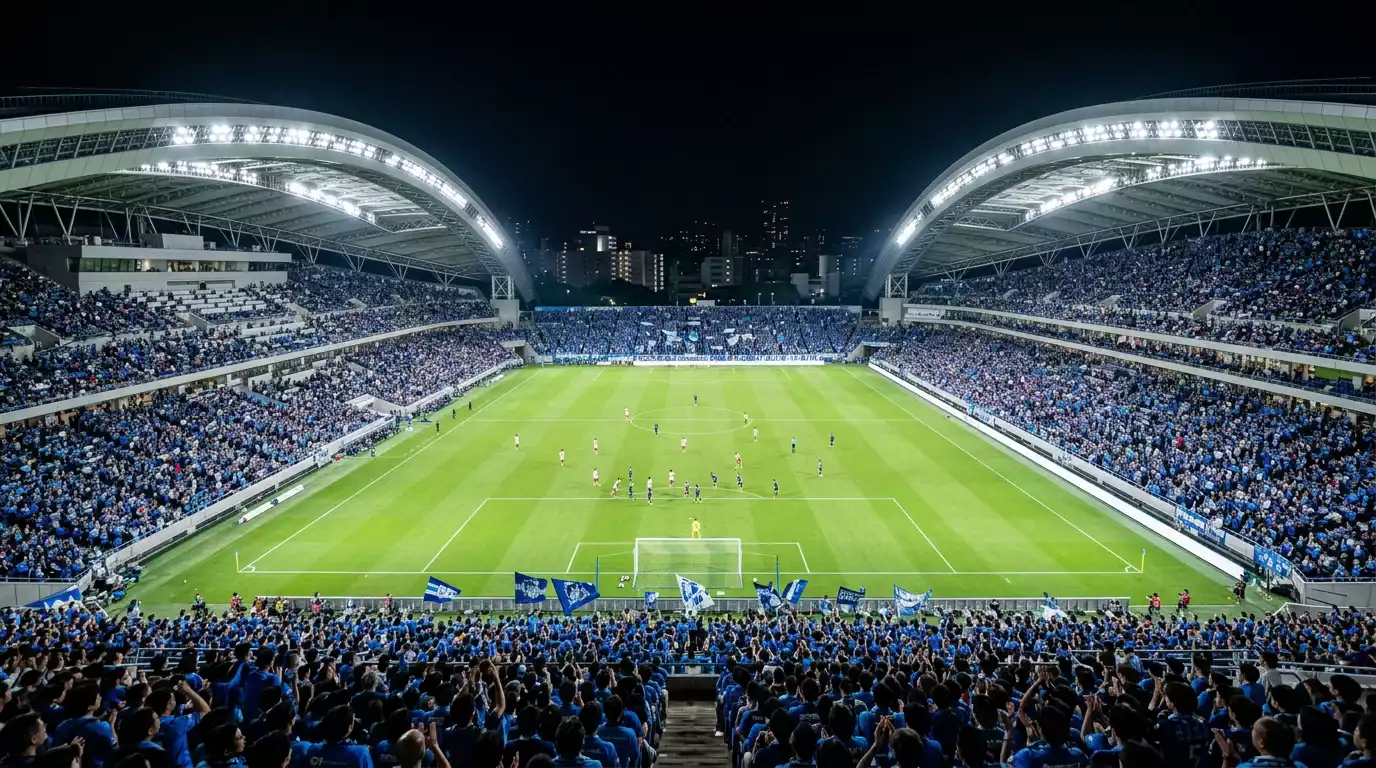 Estadio de fútbol del Kawasaki Frontale con aficionados y campo de juego iluminado en la J-League