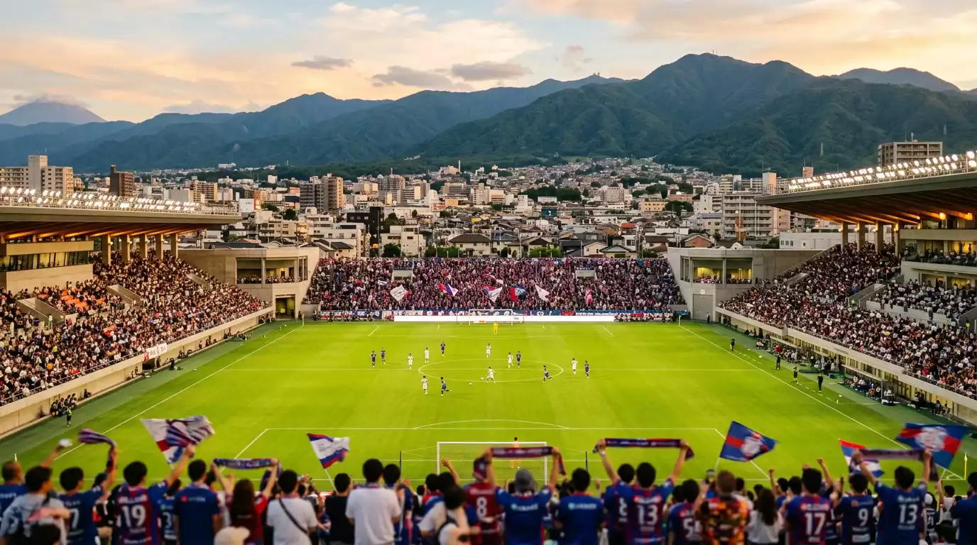 Estadio del Vissel Kobe con el campo de juego iluminado y aficionados en las gradas