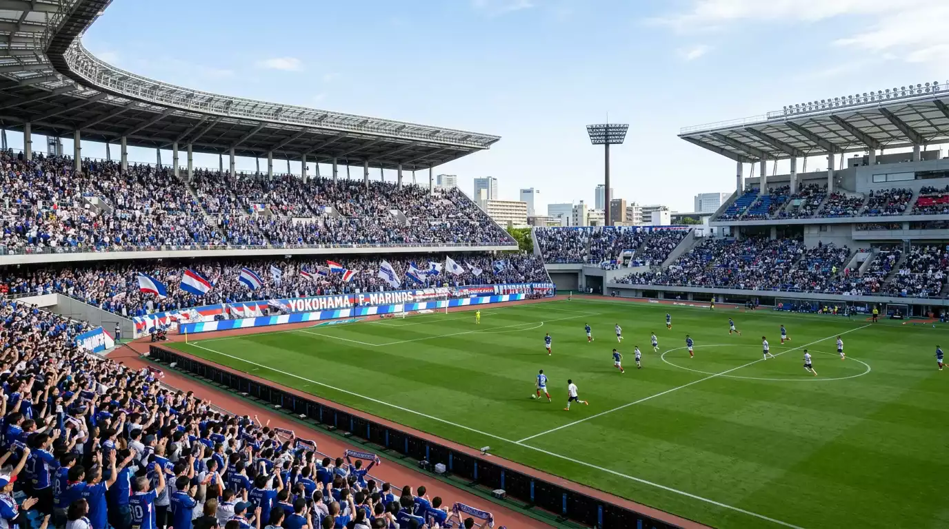 Estadio del Yokohama F. Marinos con césped verde y gradas llenas durante un partido de la J-League