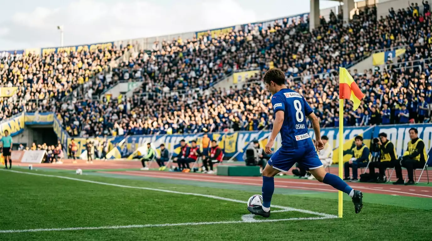 Jugador de fútbol ejecutando un saque de esquina en un estadio de la J-League