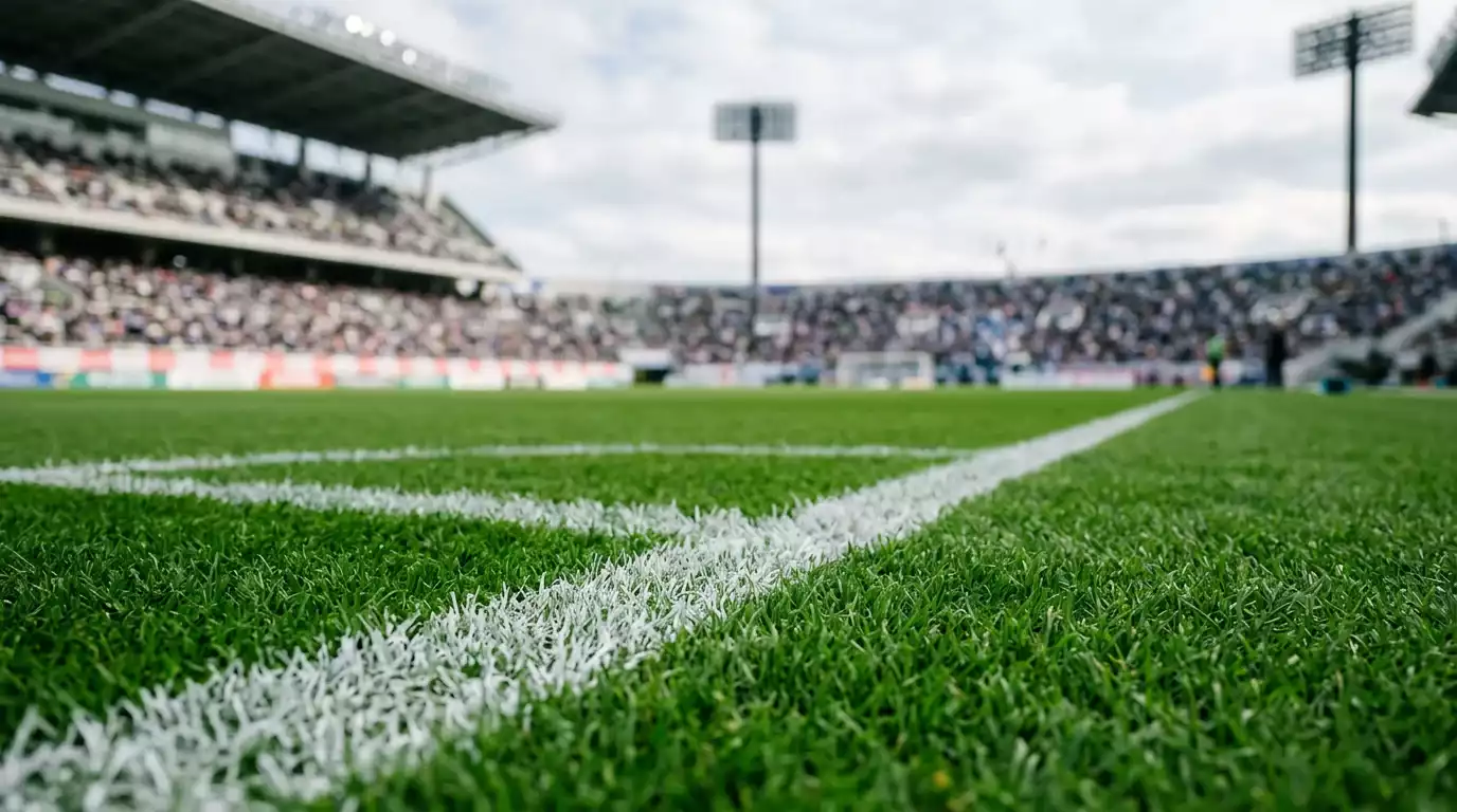 Campo de fútbol con líneas blancas marcadas sobre césped verde en un estadio de la J-League