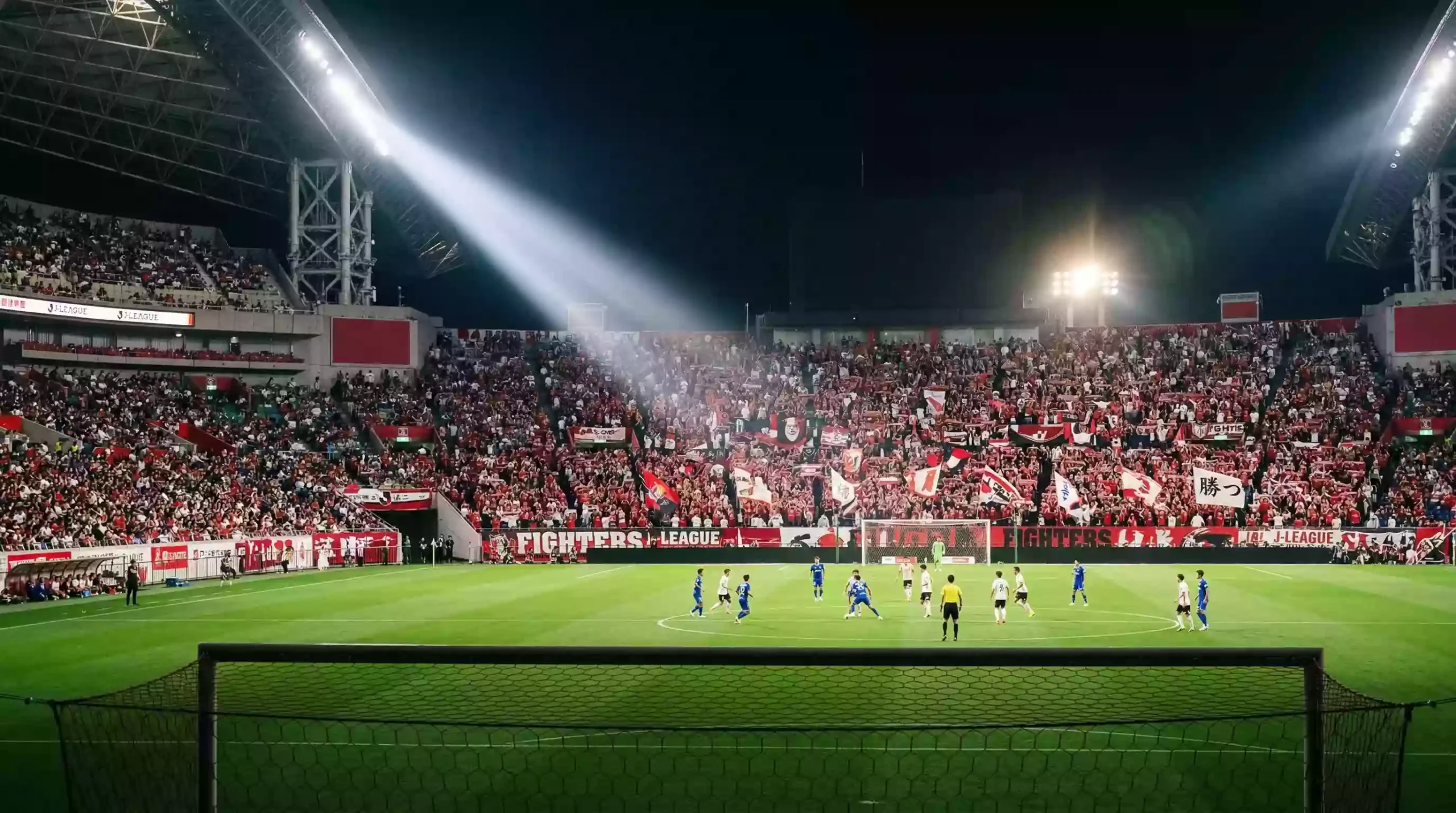 Estadio de la J-League durante un partido nocturno de la J1 League con la grada llena de aficionados