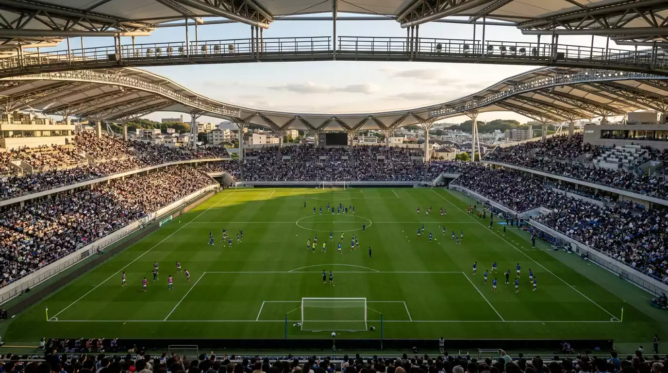 Vista panorámica de un estadio de la J-League con el campo de fútbol lleno de jugadores
