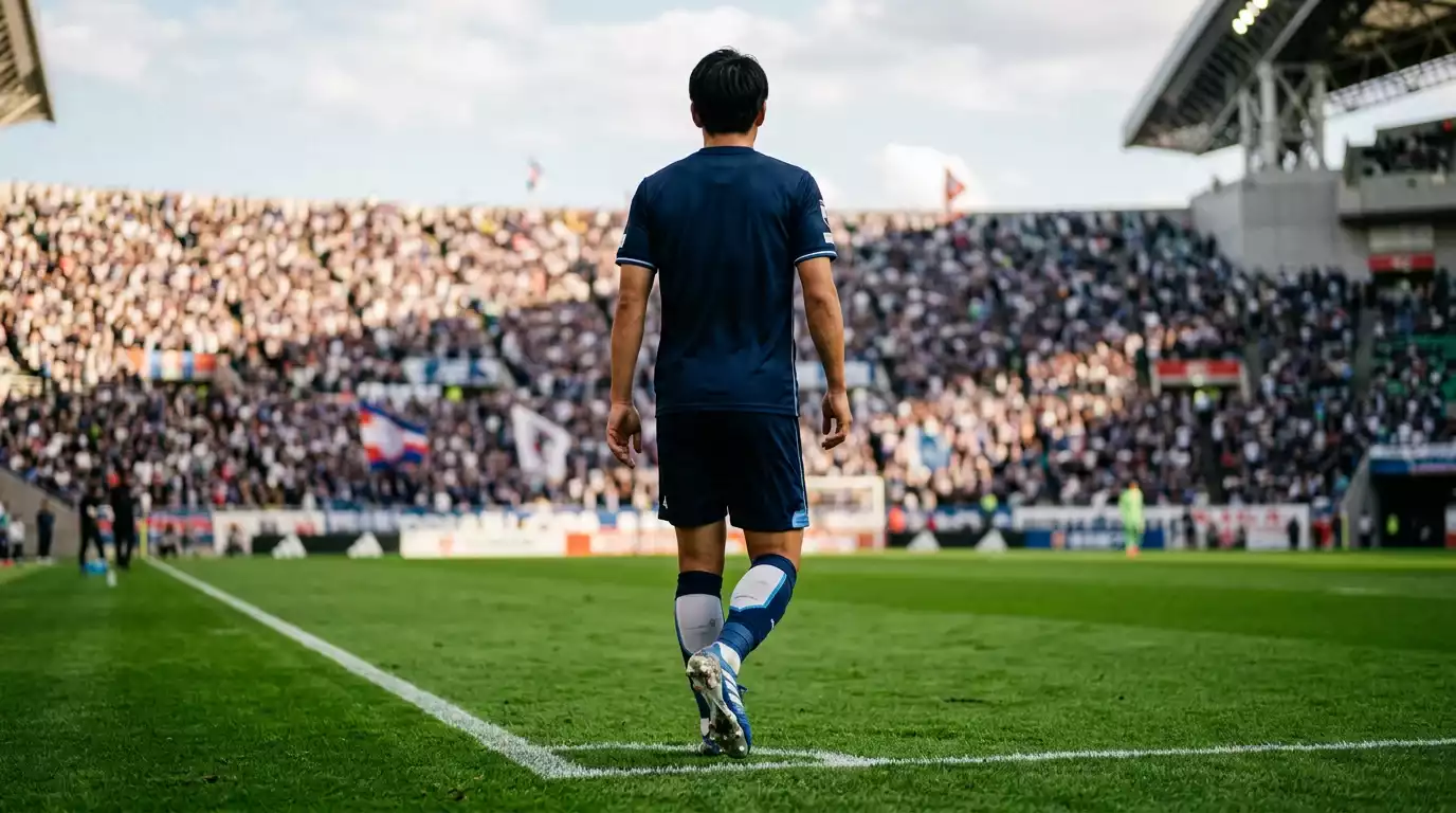 Jugador de fútbol europeo con camiseta de un equipo de la J-League saludando a los aficionados